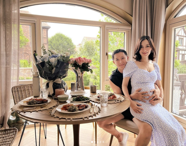 卢靖姗圣诞节分享全家福,与韩庚穿情侣装,女儿继承爸爸的大长腿