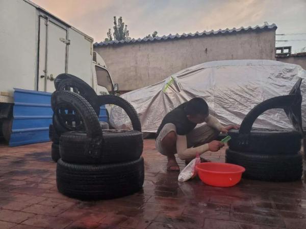 太壮观!山东80后男子用一千多条废旧轮胎做恐龙雕塑,还有3米高的金刚