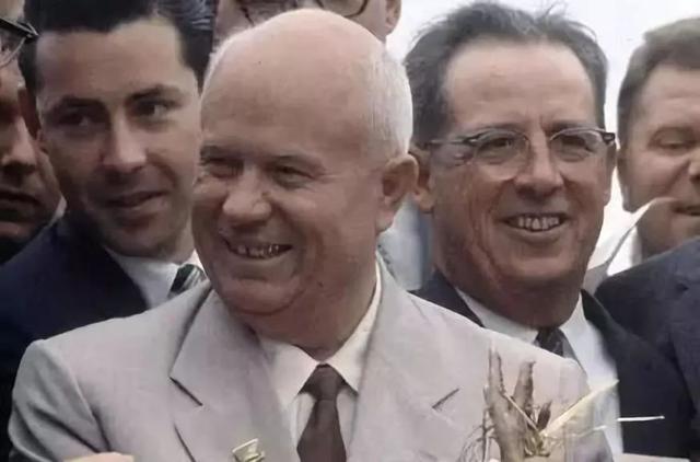 赫鲁晓夫 1954 年访华，送大礼许诺援助，后关系为什么会破裂？