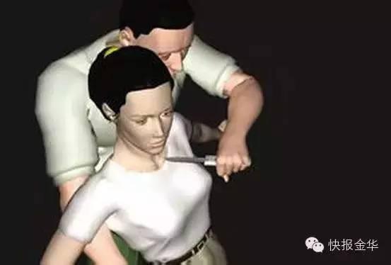 18岁漂亮聋哑姑娘，被俩男人套进麻袋绑走，拿手机打字要她二选一