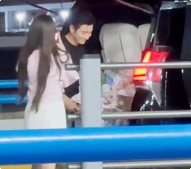 被黄晓明女友惊艳到了，丰满身材遮不住，但这生图差距也太大了