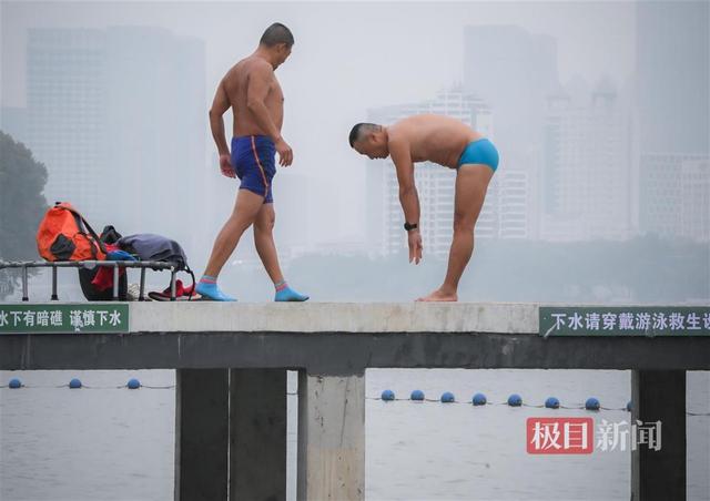 武汉跳水爱好者：以跳东湖方式感受深秋的寒冷