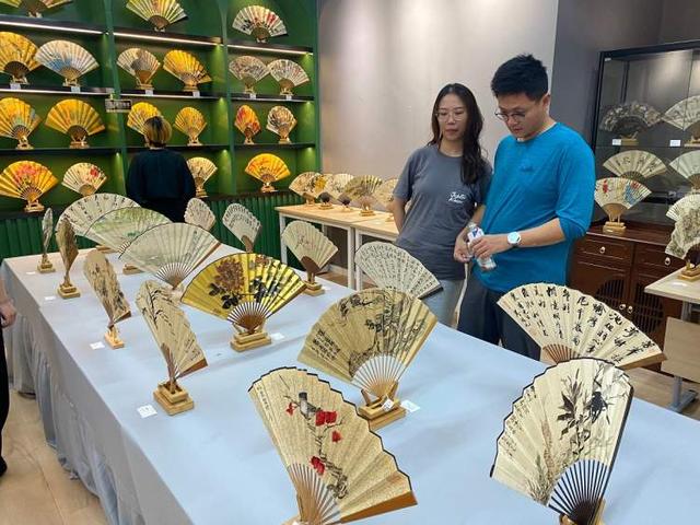 张大千与众名家为您夏日送爽，“海上清风”大师名家成扇作品展亮相