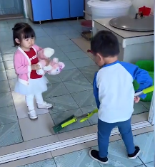 “青梅竹马”小馨馨：闺女跟超市儿子成朋友，连亲妈都磕起CP