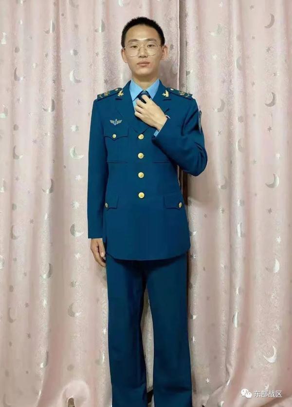 兵哥哥跨越3400公里悄悄回家探亲，摘下口罩那一刻，母亲的表情亮了……