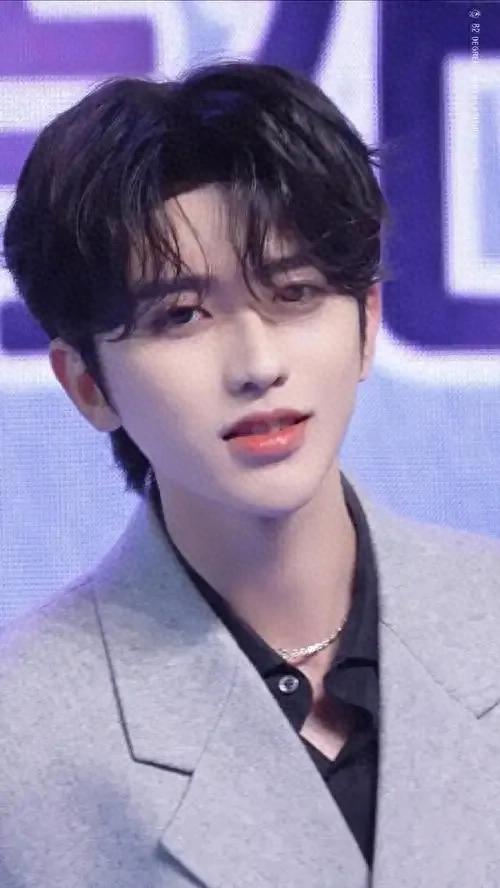 范思哲官宣蔡徐坤为全球品牌代言人