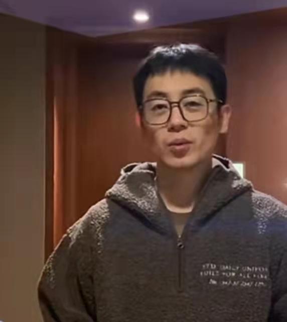 36岁朱亚文近照曝光，脸颊凹陷瘦脱相，曾被杨颖称为行走荷尔蒙