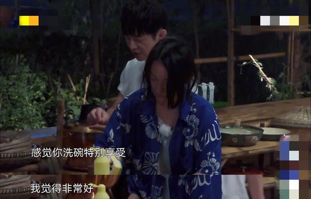 周迅大方素颜出镜，肤质暗沉但紧致，自揭目击黄磊心脏病发被抬走