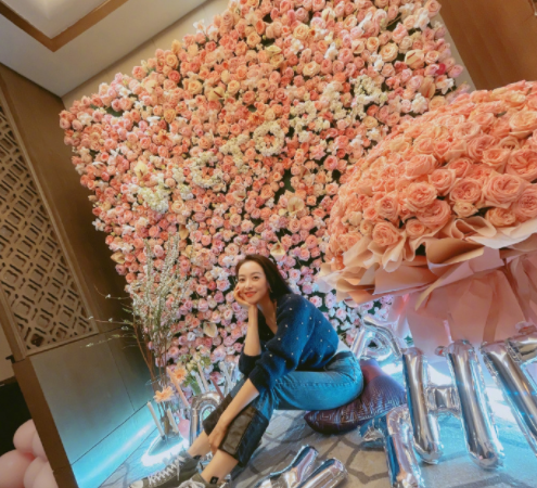 宋茜迎34岁生日晒美照，对镜比心笑容甜美