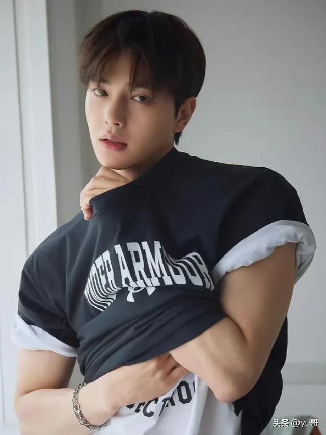 韩国演员宋江即将入伍并分享剃头照，仍然是帅气阳光大男孩