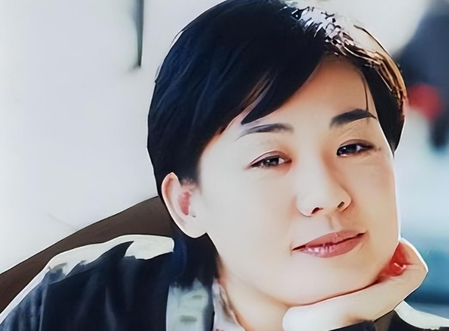 丛珊：与大9岁法国佬难幸福，2婚带娃嫁导演萧锋，12年成全家团宠