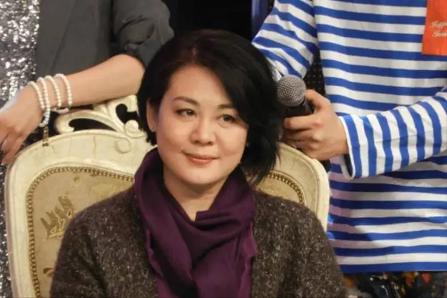 丛珊：与大9岁法国佬难幸福，2婚带娃嫁导演萧锋，12年成全家团宠