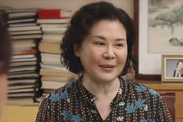 丛珊：与大9岁法国佬难幸福，2婚带娃嫁导演萧锋，12年成全家团宠