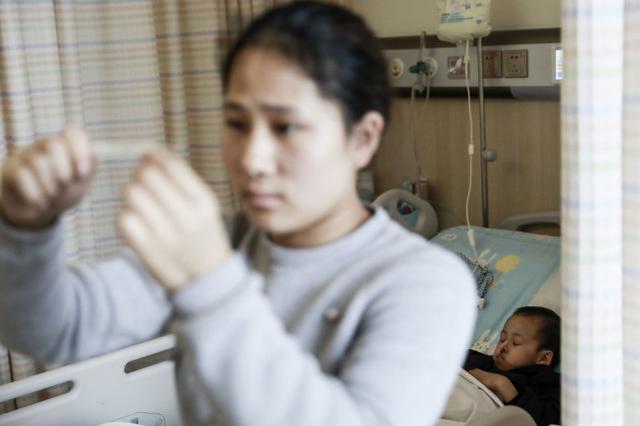 3岁萌宝患重症治疗时难忍剧痛，被5人强行按住，父亲哭求：轻点儿