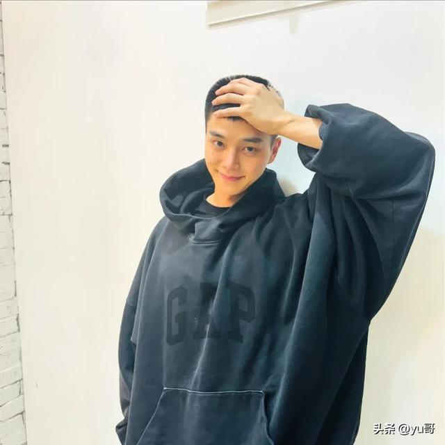 韩国演员宋江即将入伍并分享剃头照，仍然是帅气阳光大男孩