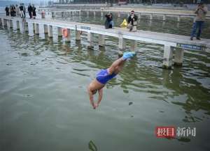 跳东湖(武汉跳水爱好者：以跳东湖方式感受深秋的寒冷)