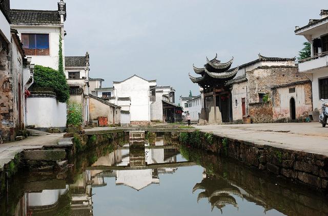 电视剧《天仙配》在安徽省黄山市徽州区潜口镇唐模村拍摄的