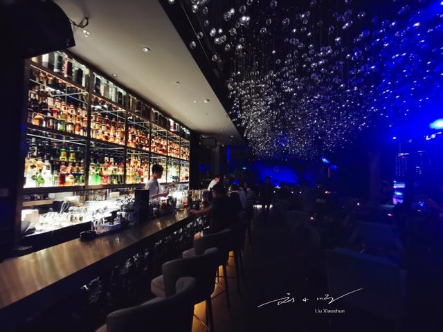 海南三亚最美的网红酒吧，开在“海天盛筵港”旁，游客抢着来打卡