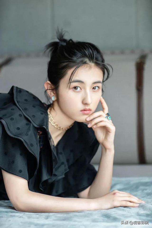 张子枫：20岁24次获奖45部作品，你和她隔着一份成熟