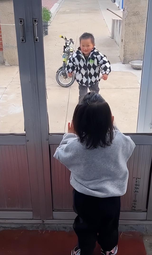 “青梅竹马”小馨馨：闺女跟超市儿子成朋友，连亲妈都磕起CP