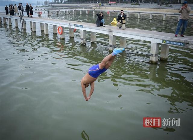 武汉跳水爱好者：以跳东湖方式感受深秋的寒冷