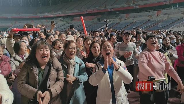 刀郎2025巡回演唱会在济南开唱,热情歌迷创作了14幅以刀郎歌曲为主题的油画