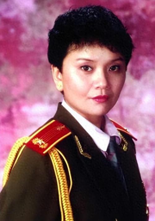 王静，抛弃一切和聂卫平结婚，离婚后独自抚养儿子，66岁孤身一人