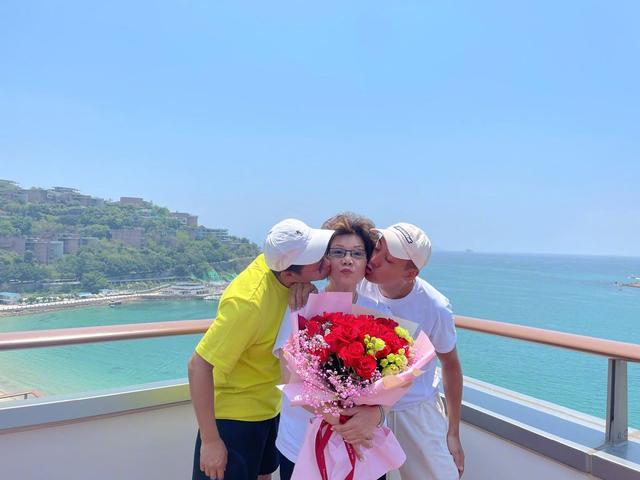 35岁陈伟霆获女粉探班，搂肩合照不避嫌，瘦太多颧骨突出引担忧