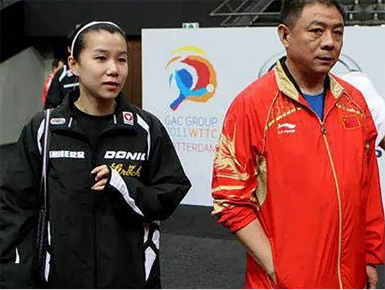 国乒前功勋主教练李晓东现状：曾与王楠闹翻，女儿远嫁奥地利
