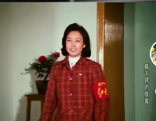 记得《戴手铐的旅客》中的她吗？