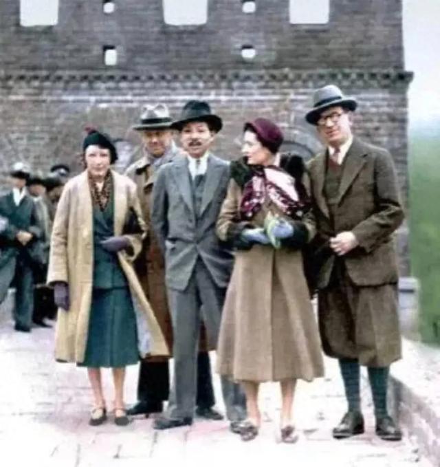 1930年，张学良陪同墨索里尼女儿游览长城，那时他29岁，风光无限