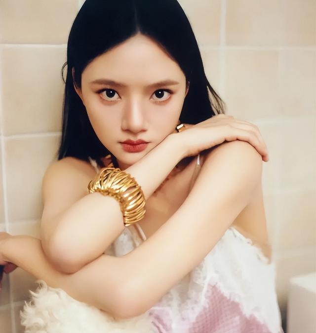 她居然也上春晚了，这是官方认可啊！她再努努力感觉都要超越杨幂