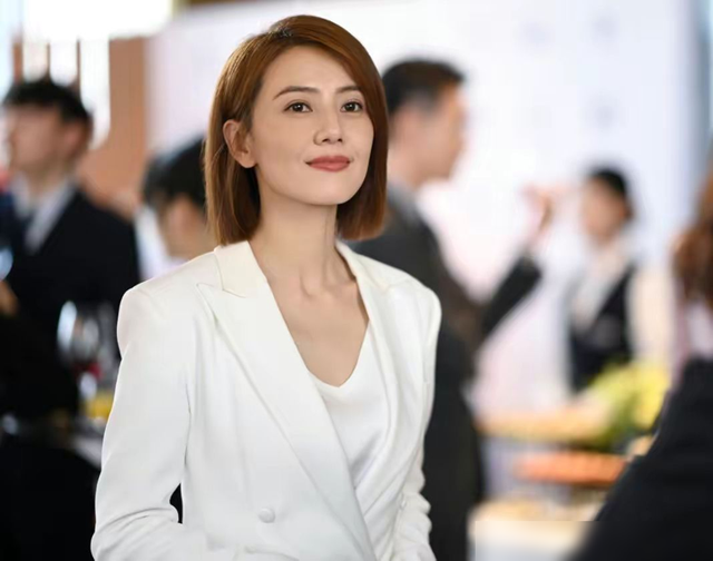 今年火了一种发型叫“肩上一刀切”,洋气减龄显脸小,明星也上头