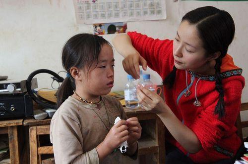 干爹陈道明干哥佟大为，在男人堆里游刃有余，“顶级绿茶”现行记