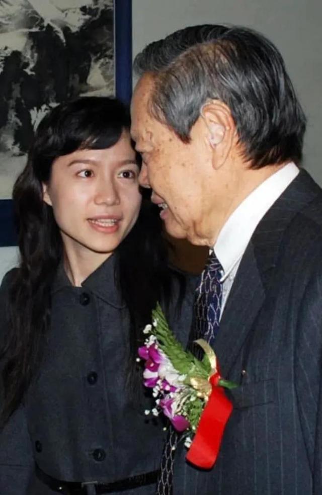 103岁的杨振宁牵着妻子翁帆的手露面，他步伐很轻快，翁帆很开心