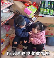 “青梅竹马”小馨馨：闺女跟超市儿子成朋友，连亲妈都磕起CP