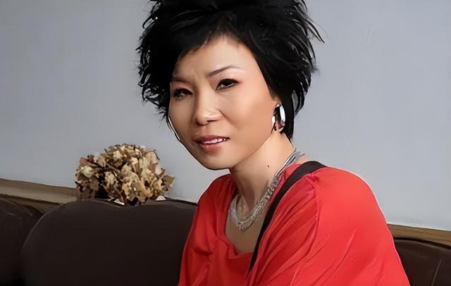 她从高烧再到离世仅16天，带病参加春晚，最后的时间也留在舞台上