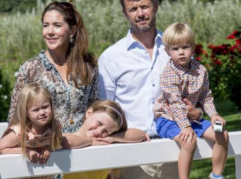 丹麦王储六口人的全家福，比凯特王妃家的更生动有趣