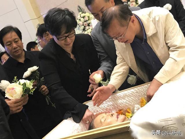 带三个娃嫁小14岁丈夫，她病逝7年后，丈夫王崇秋的做法令人感动