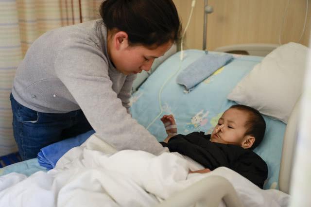 3岁萌宝患重症治疗时难忍剧痛，被5人强行按住，父亲哭求：轻点儿