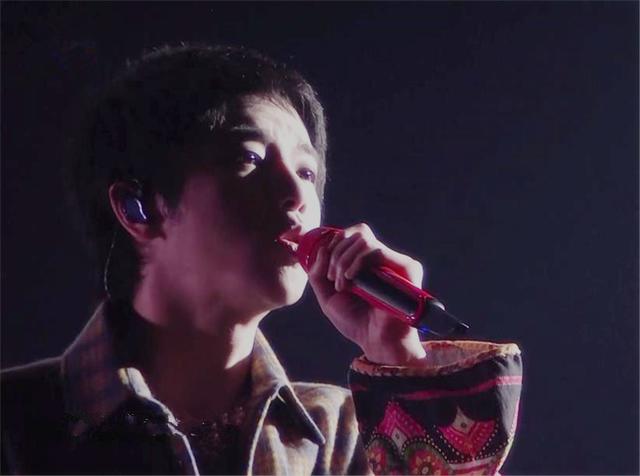 同为快男出道，华晨宇跨年独唱三首歌，他们却要16人合唱一首歌