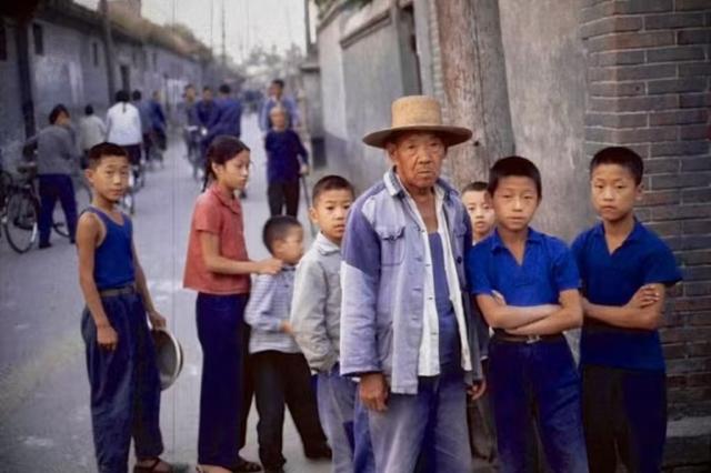 1990年，订娃娃亲的未婚妻考上大学要退婚，我扛起铁锹去了她家