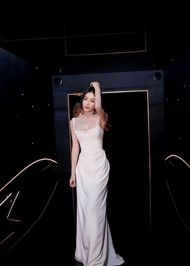 秦岚“钻石胸”大到藏不住,网友:这身材我酸了,这是谁的专属?