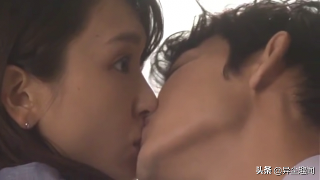 日剧票选「十大最心动吻戏场景」，高难度接吻甜到掉牙