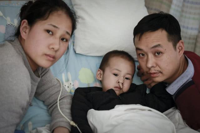 3岁萌宝患重症治疗时难忍剧痛，被5人强行按住，父亲哭求：轻点儿