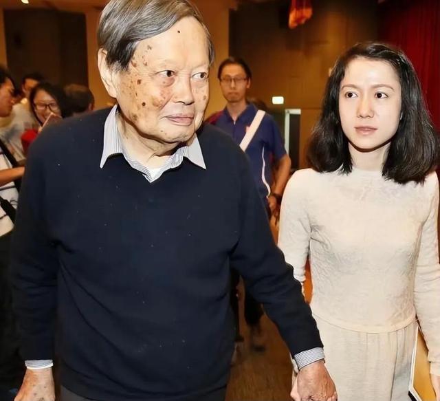 103岁的杨振宁牵着妻子翁帆的手露面，他步伐很轻快，翁帆很开心