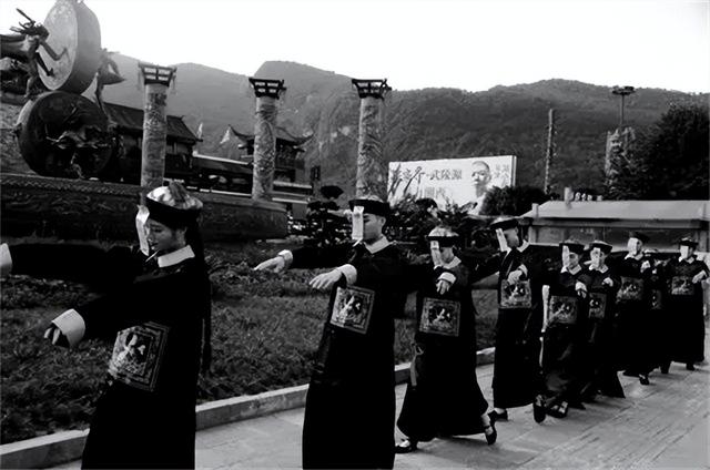 湘西最后一位赶尸人，真实还原恐怖赶尸场景，并上演死鸡复活术