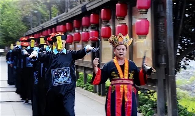 湘西最后一位赶尸人，真实还原恐怖赶尸场景，并上演死鸡复活术