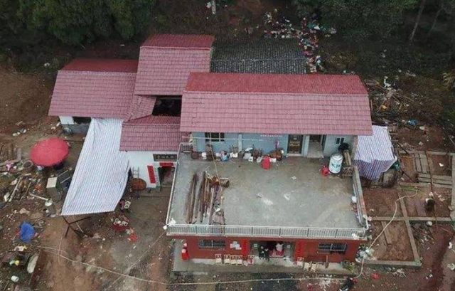 1994年，伍继红692分考上人大，至今失业中，与5个孩子靠低保生活