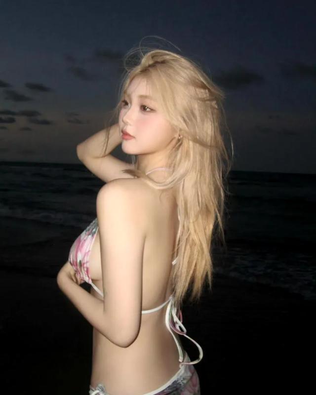 超绝身材,苏苏的比基尼沙滩美拍分享——金发美女独领风骚